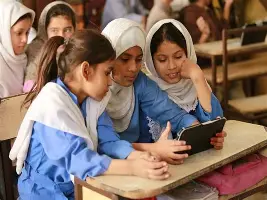 ملک بھر میں لڑکیوں کے لیے تعلیمی مواقع میں مسلسل بہتری، اسکول حاضری 57 فیصد تک پہنچ گئی
