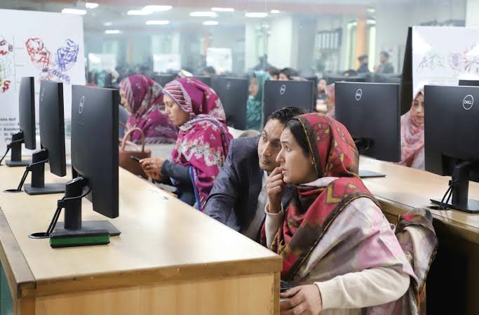 پنجاب میں 10 ہزار اساتذہ کو سٹیم اور گرین سکلز کی تربیت دی جائے گی